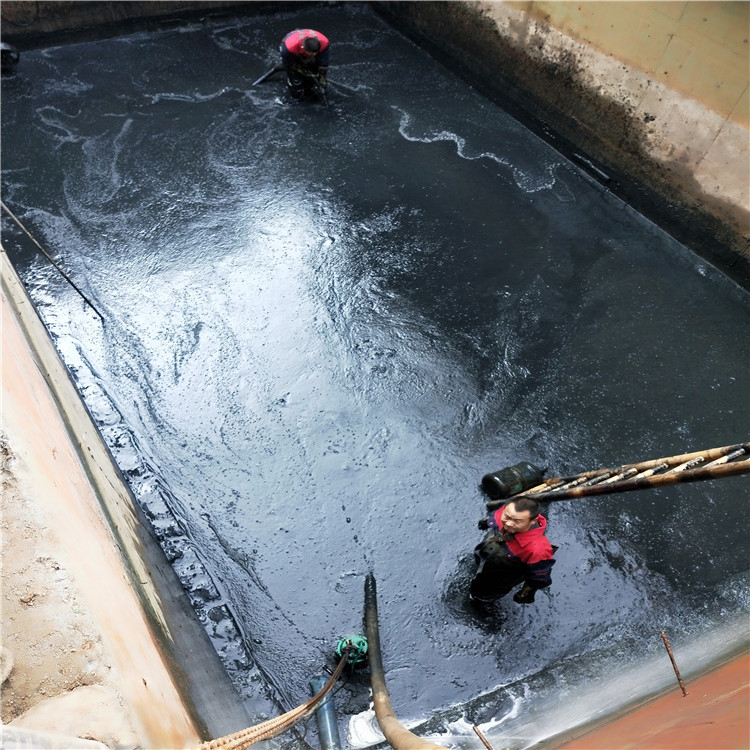 郊区废水池清理