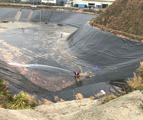 郊区废水池清理