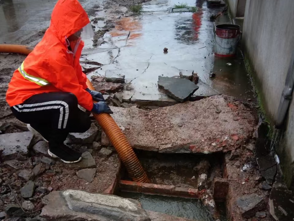 郊区专业清理污水池 炜誉市政以规范流程守护城市 “肠道”