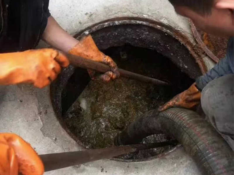 郊区清理化粪池时如何避免沼气的危害？